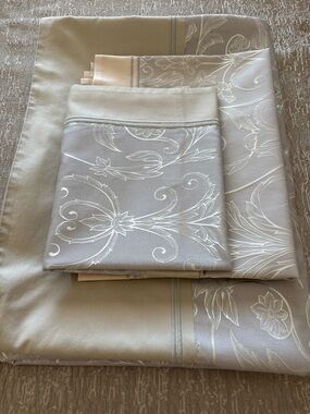TOGAS Neutral Floral Jacquard Duvet Set - Gray & Cream